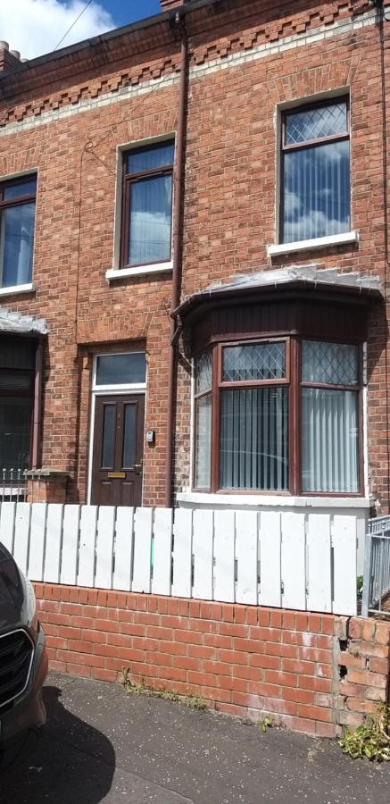 St. James Street Townhouse Белфаст Экстерьер фото